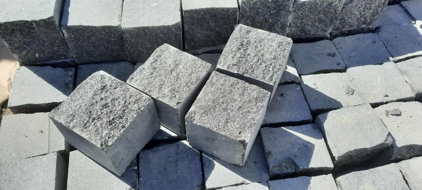 Čadičové čierne dlažobné kocky Gabbro 5x5 cm - 4 x rezaná