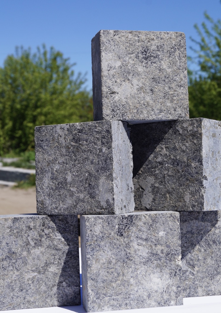 Labradorit dlažobné kocky 10x10x5 - antracit, vrch flambovaný
