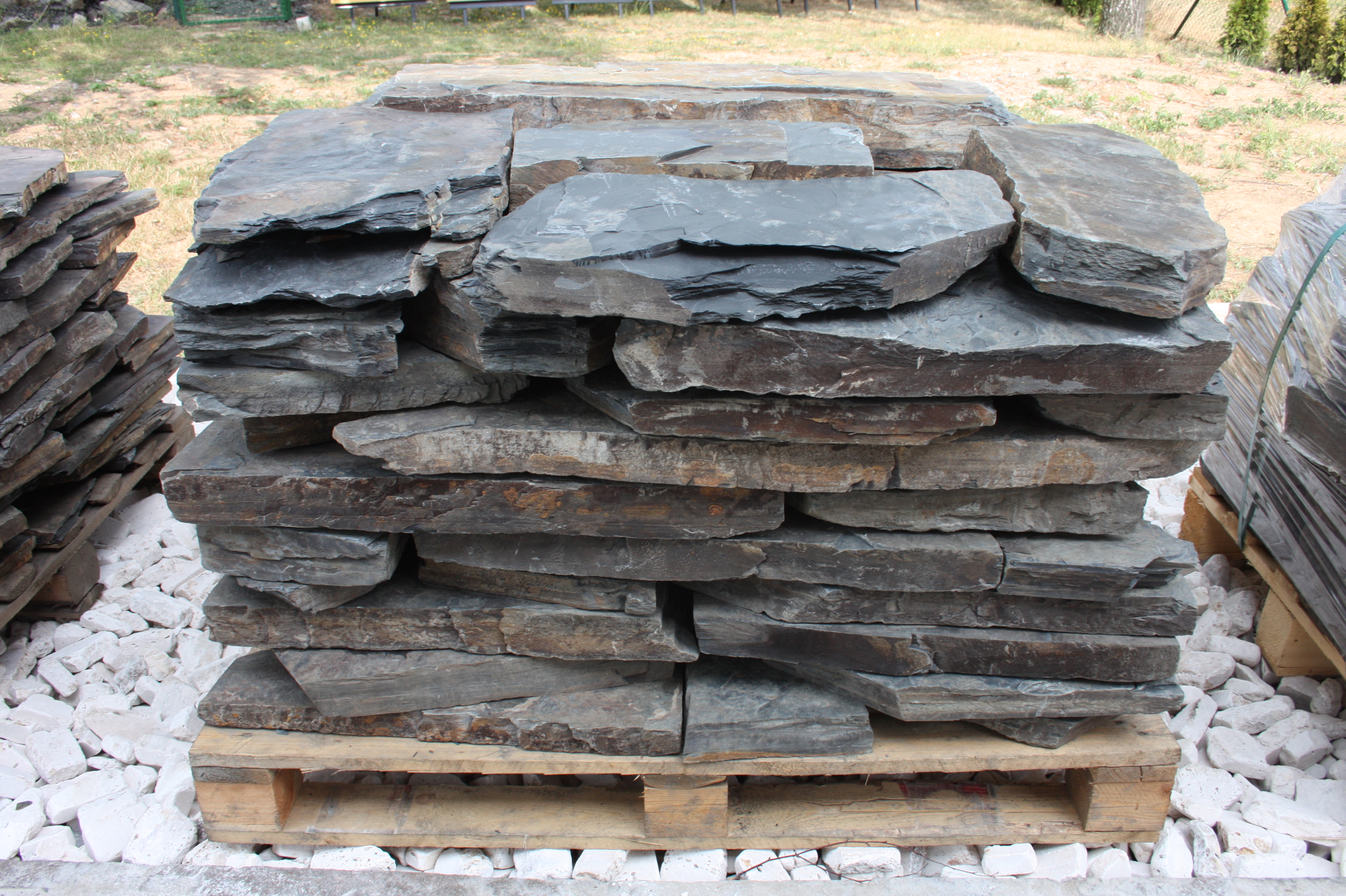 Přírodní štípaná břidlice Nera Grigio tl. 4-8 cm, rozměr 30-80 cm