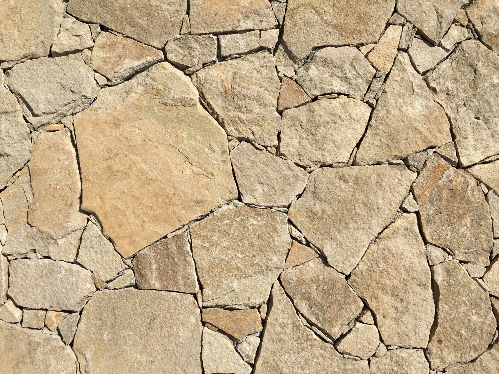 Natursandstein NELA Rustik - Stärke 1-3 cm, Größe 10-50 cm (rustikale Oberfläche, Verblendung, unregelmäßige Formen)