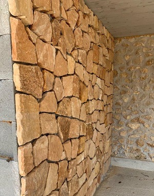 Natur-Spaltsandstein Lara - Stärke 3 cm, Zyklopenverblendung (Verblendung, rustikale Oberfläche, Größe 10-40 cm)