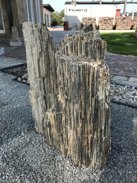 Solitärstein Gneis, Höhe 70-90 cm (Monolith Steinrinde, Unterseite gesägt)